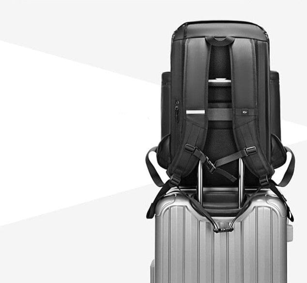 Mochila masculina de viagem em cabine de negócios